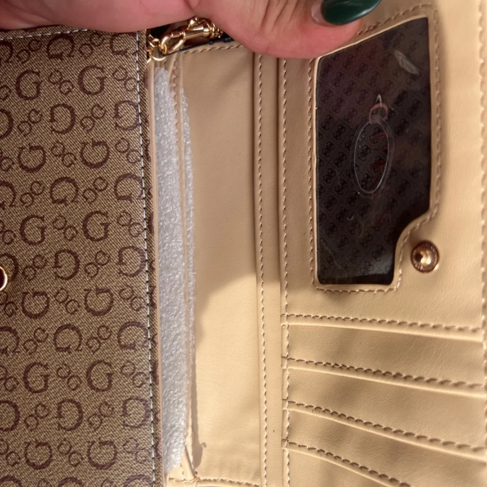 Guess - Picture 5 of 5